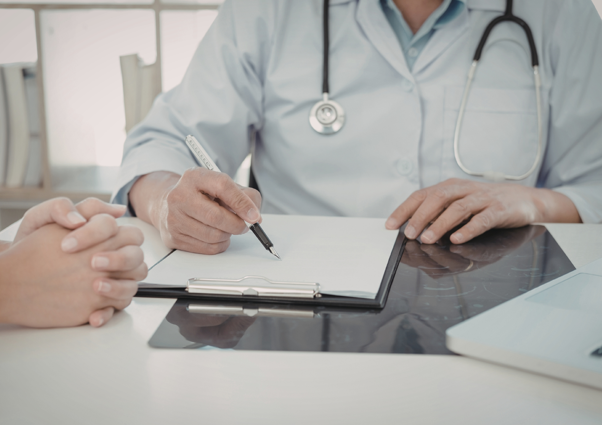 Médecin rédigeant une ordonnance dans un cabinet médical