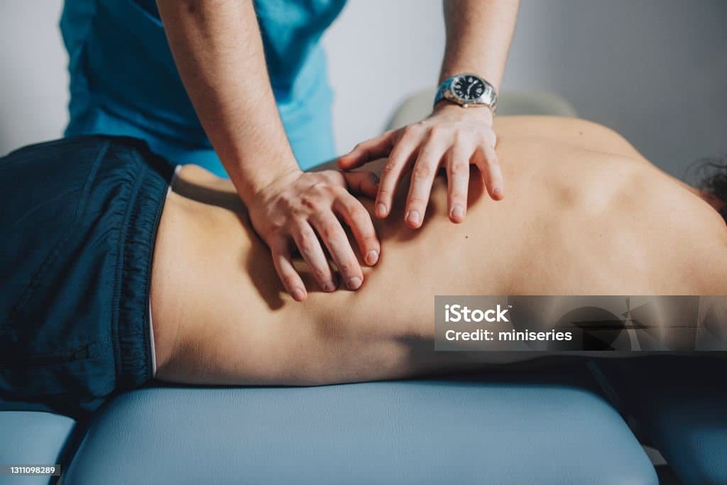 Kinésithérapeute et patient — télésecrétariat en kinésithérapie.