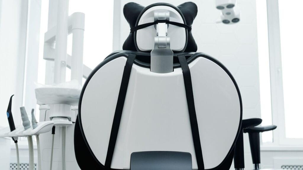 Fauteuil dentaire moderne dans une salle de soins lumineuse d'un cabinet dentaire