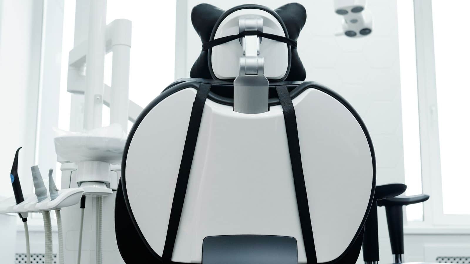 Fauteuil dentaire moderne dans une salle de soins lumineuse d'un cabinet dentaire