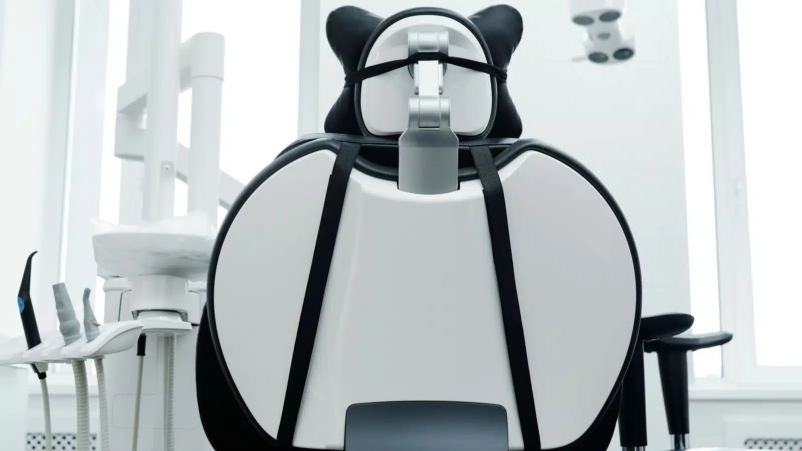 Fauteuil dentaire moderne dans une salle de soins lumineuse d'un cabinet dentaire