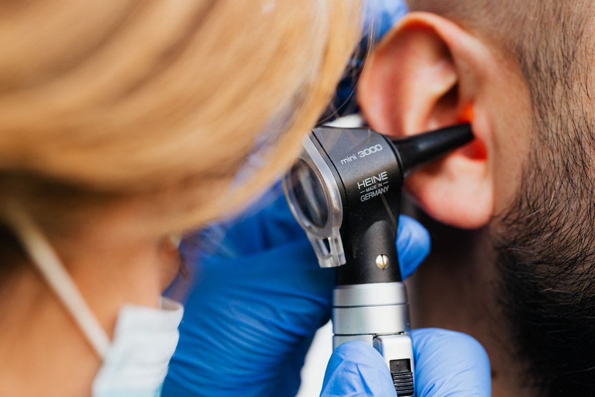 Examen de l'oreille d'un patient en consultation spécialisée, télésecrétariat pour médecins spécialistes Bel'assist