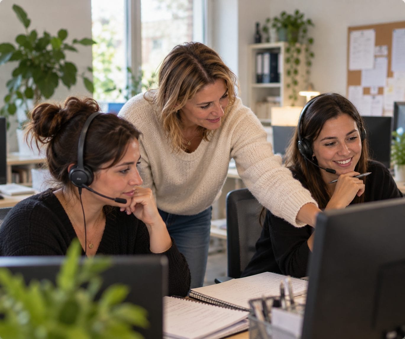 L'équipe Bel'assist au casque, échangeant sur les consignes d'un cabinet de chiropraxie