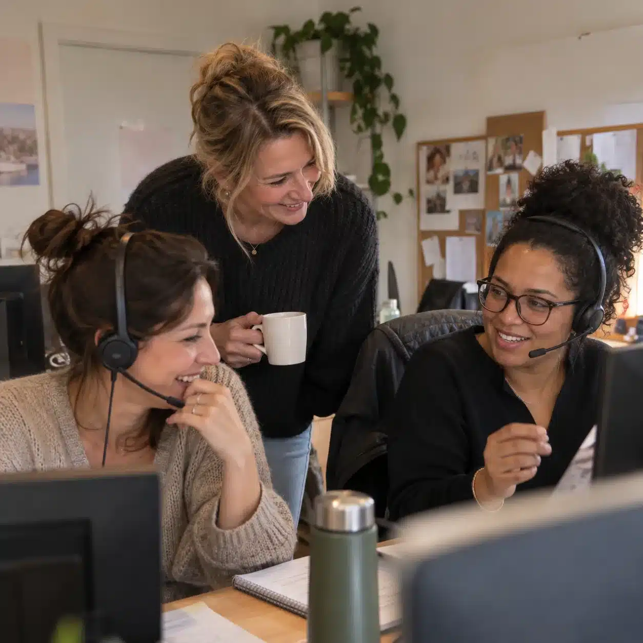 L'équipe Bel'assist échangeant au bureau, télésecrétariat pour médecins généralistes